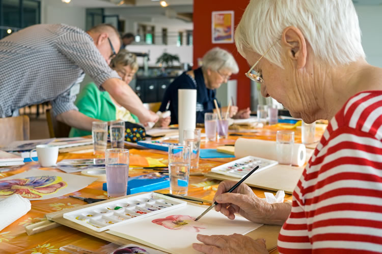 Personnes âgée à un atelier de peinture