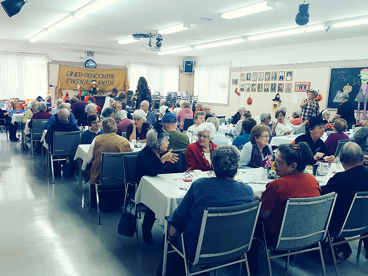 Rassemblement dans une salle pour un repas communautaire