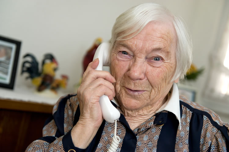 Personne âgée au téléphone