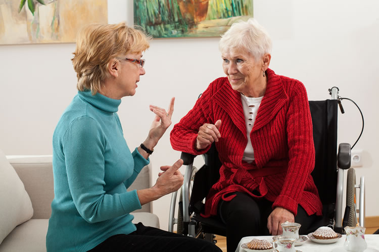 Femme et personne aînée qui discute