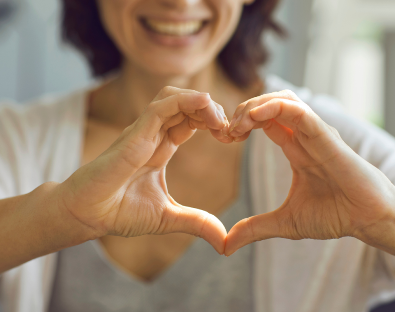 Un coeur fait avec les mains