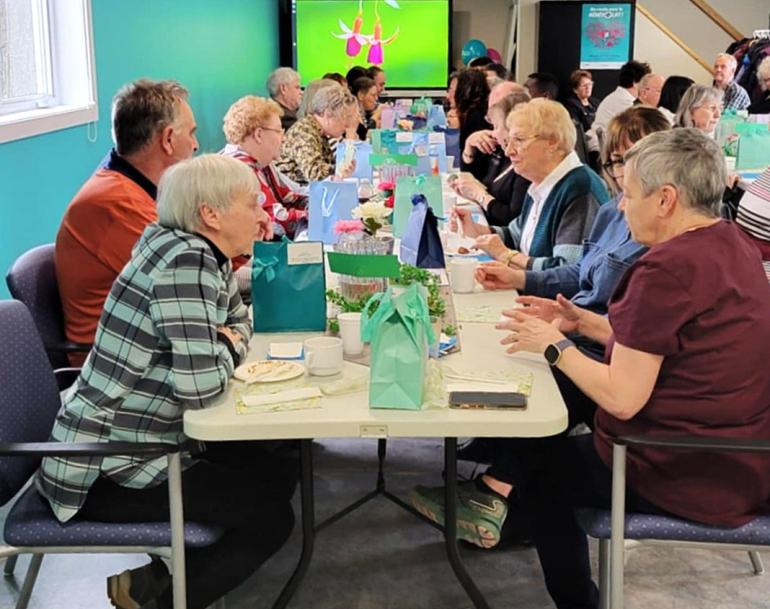 Des gens discutent autour d'une table
